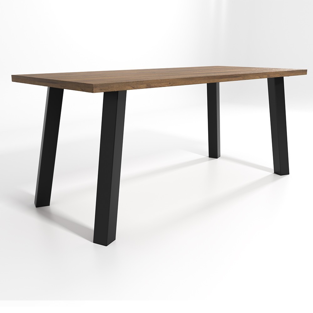 Schräg gestellte Tischbeine aus rohem Eisen, handwerklicher, authentischer Look